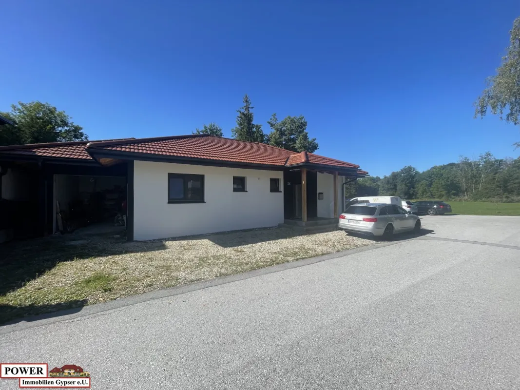 Neuwertiger Bungalow in unschlagbarer Lage, zentral, umgeben von Grünland in Bachnähe! - Bild 1
