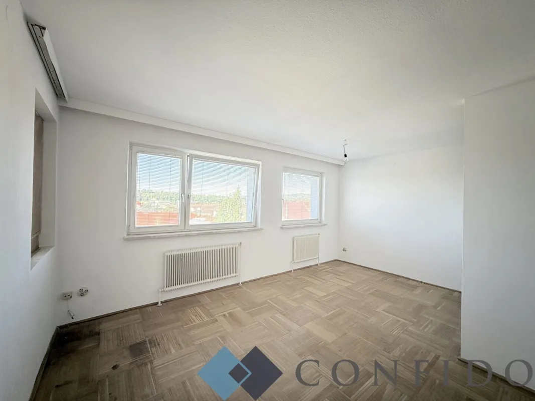 Wohnen nach Wunsch – sanierungsbedürftige 3-Zimmer-Wohnung mit Loggia und Stellplatz - Bild 1
