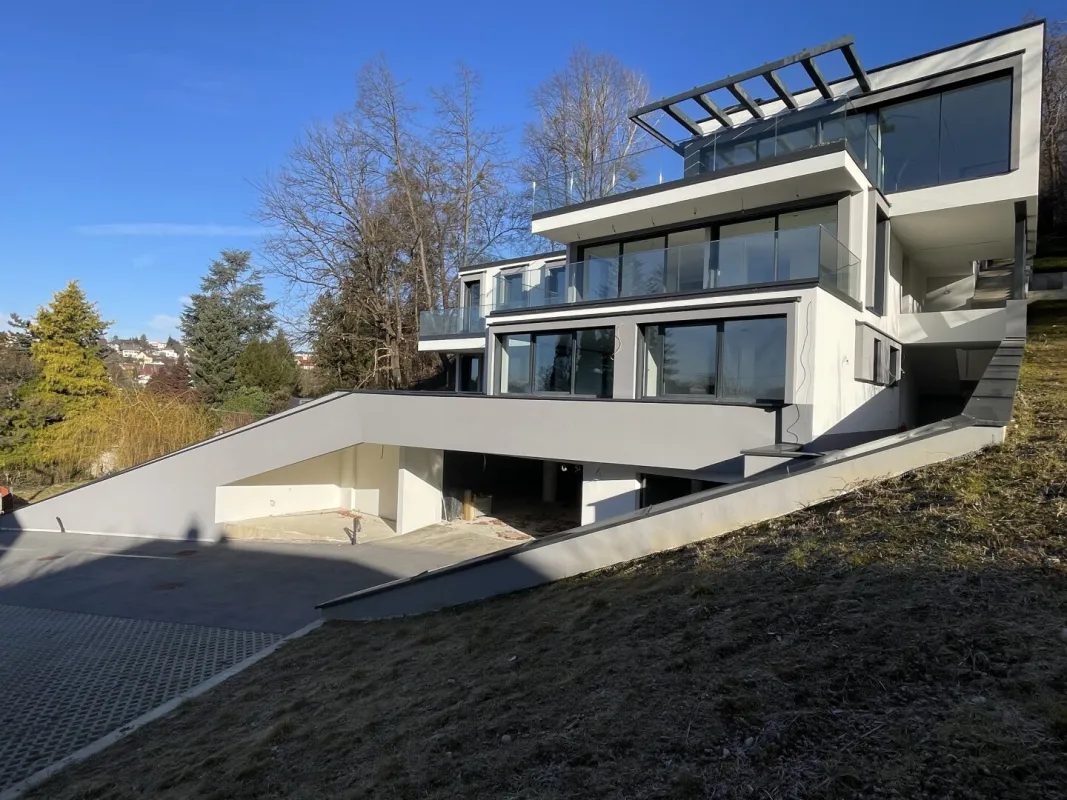 NEUBAU: Eindrucksvolle Architektenvilla mit einzigartiger Aussicht! - Bild 1