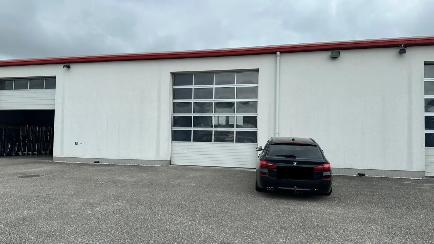 Großzügige Lagerhalle zu vermieten - Bild 1