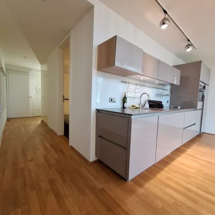 360° Tour / Einzigartige, architektonisch ansprechende, schick-moderne 2-Zimmer-Dachterrassen-Maisonettewohnung in bester Lage - Bild 2