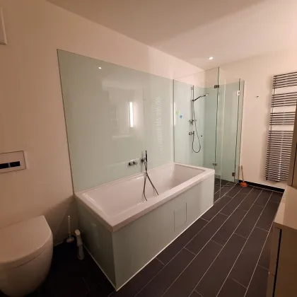 360° Tour / Einzigartige, architektonisch ansprechende, schick-moderne 2-Zimmer-Dachterrassen-Maisonettewohnung in bester Lage - Bild 3