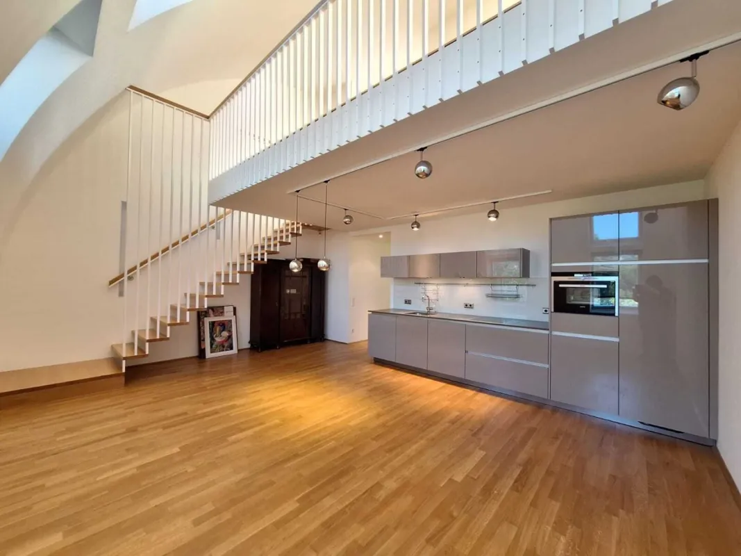 360° Tour / Einzigartige, architektonisch ansprechende, schick-moderne 2-Zimmer-Dachterrassen-Maisonettewohnung in bester Lage - Bild 1