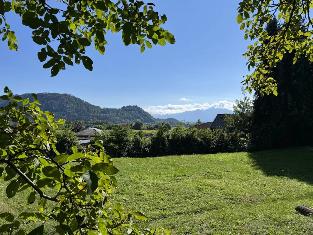 Wunderschönes Grundstück in Treffen am Ossiacher See mit Blick auf die Burg Landskron & den Mittagskogel zu kaufen! - Bild 1