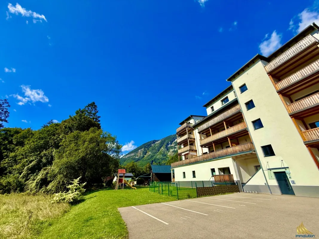 Traumhafte Erdgeschosswohnung mit Hochkogelblick in Ebensee – Vollrenoviert mit Garten & Terrasse! - Bild 1