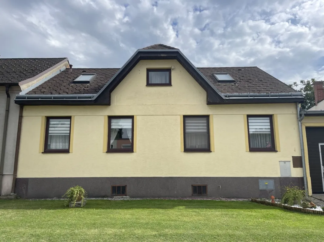 EINFAMILIENHAUS MIT GROSSEM GARTEN, GARAGE UND POOL - Bild 1