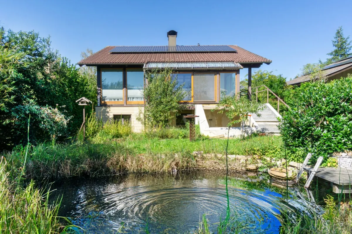 Sonnig wohnen, naturverbunden leben: Traumgarten, Schwimmteich, PV-Anlage - Bild 1