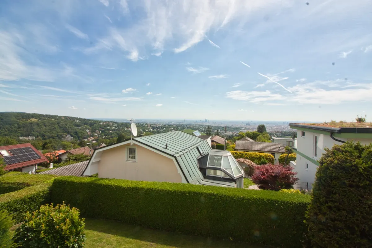 GANZ WIEN UNTER SICH | Eigengrund mit Blick über Wien und charmantem Kleingarten-/Einfamilienhaus am herrlichen HEUBERG - Bild 1