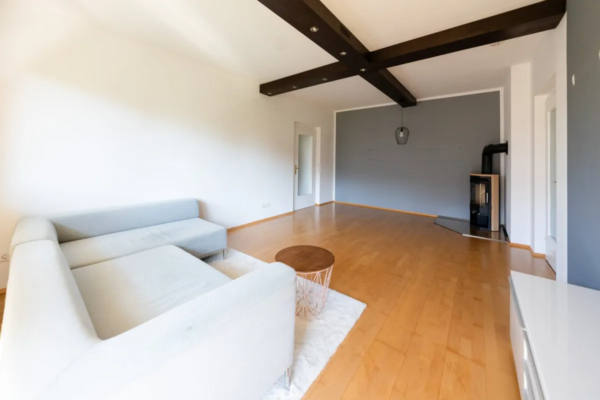 Wohnen mit Charme – 2-Zimmer-Wohnung mit Balkon, Tiefgarage und Schwedenofen in St. Peter - Bild 1
