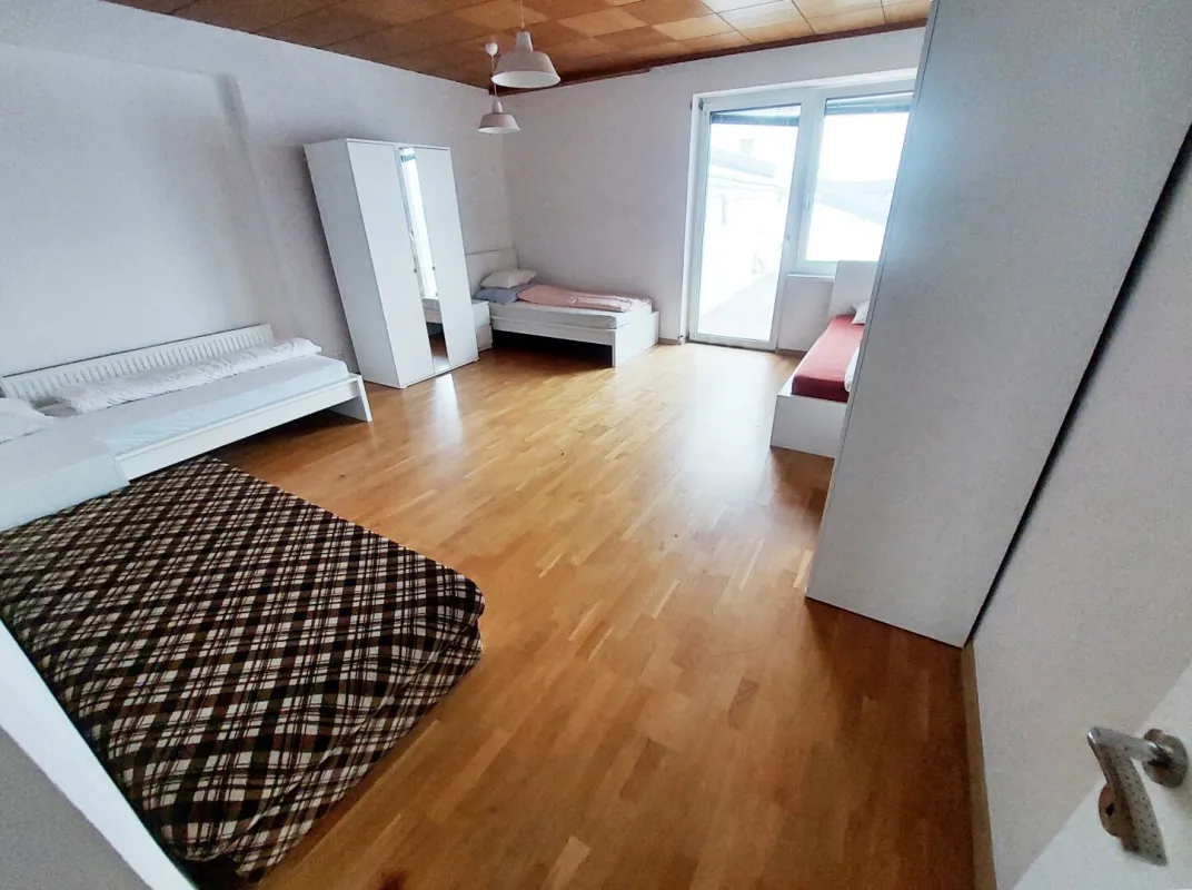 145 m² möblierte 5-Zimmer-Dachterrassenwohnung mit Untervermietrecht bzw. als WG / Arbeiterquartier - Bild 1
