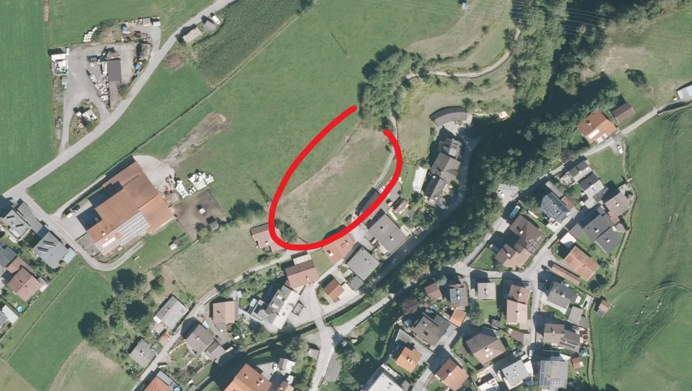 sonniges Baugrundstück in Hanglage - Bild 1