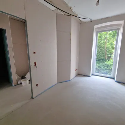 VERKAUFSSTART! Altbau-Charme trifft nachhaltigen Wohnkomfort: 3-Zimmer-Wohnung mit hochwertiger Ausstattung, Innenhofbalkon & Luftwärmepumpe– in einem generalsanierten Altbauhaus - Bild 2