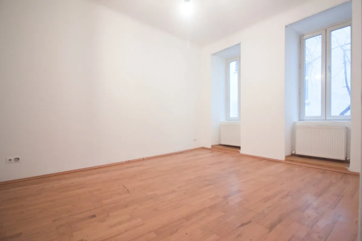 Sanierungsbedürftig | 3 Zimmer Altbau-Wohnung | ruhige Innenhoflage | zentral begehbar - Bild 1