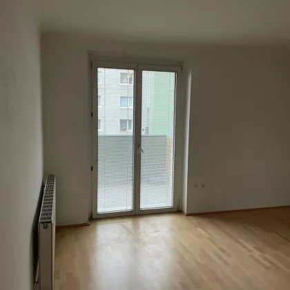 Wohnen mit viel Grün - 3 Zimmer Wohnung mit BALKON, Bad mit Wanne - Zentrumsnah & bestens angebunden! - Bild 2