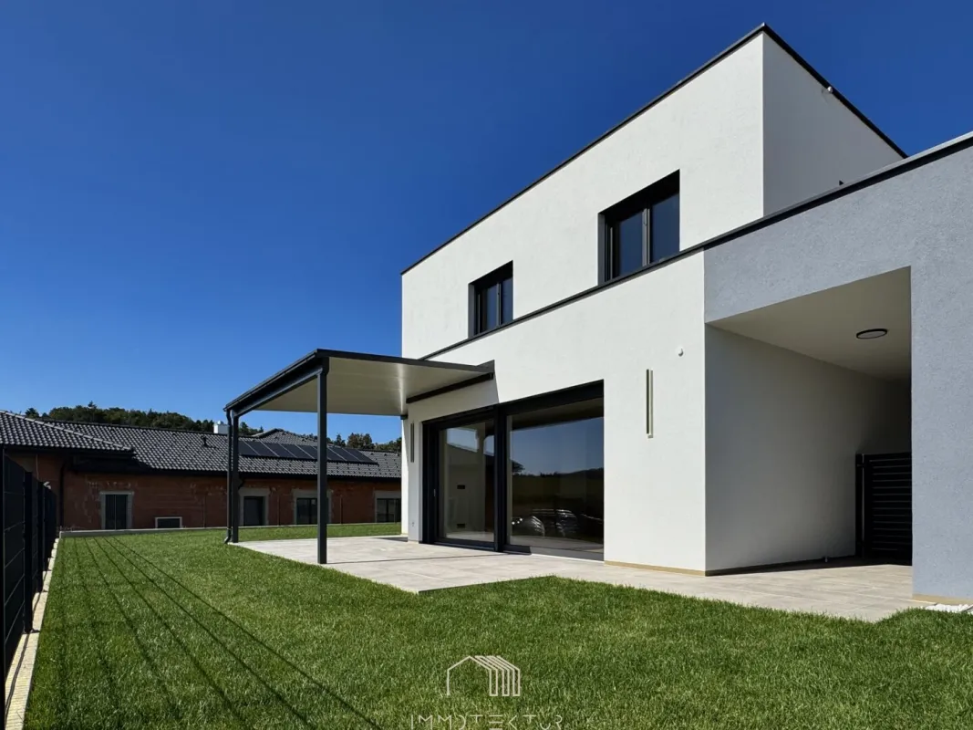 NIEDRIGE MONATLICHE KOSTEN: Geräumiges Einfamilienhaus mit hochwertiger Ausstattung - ERSTBEZUG - Bild 1