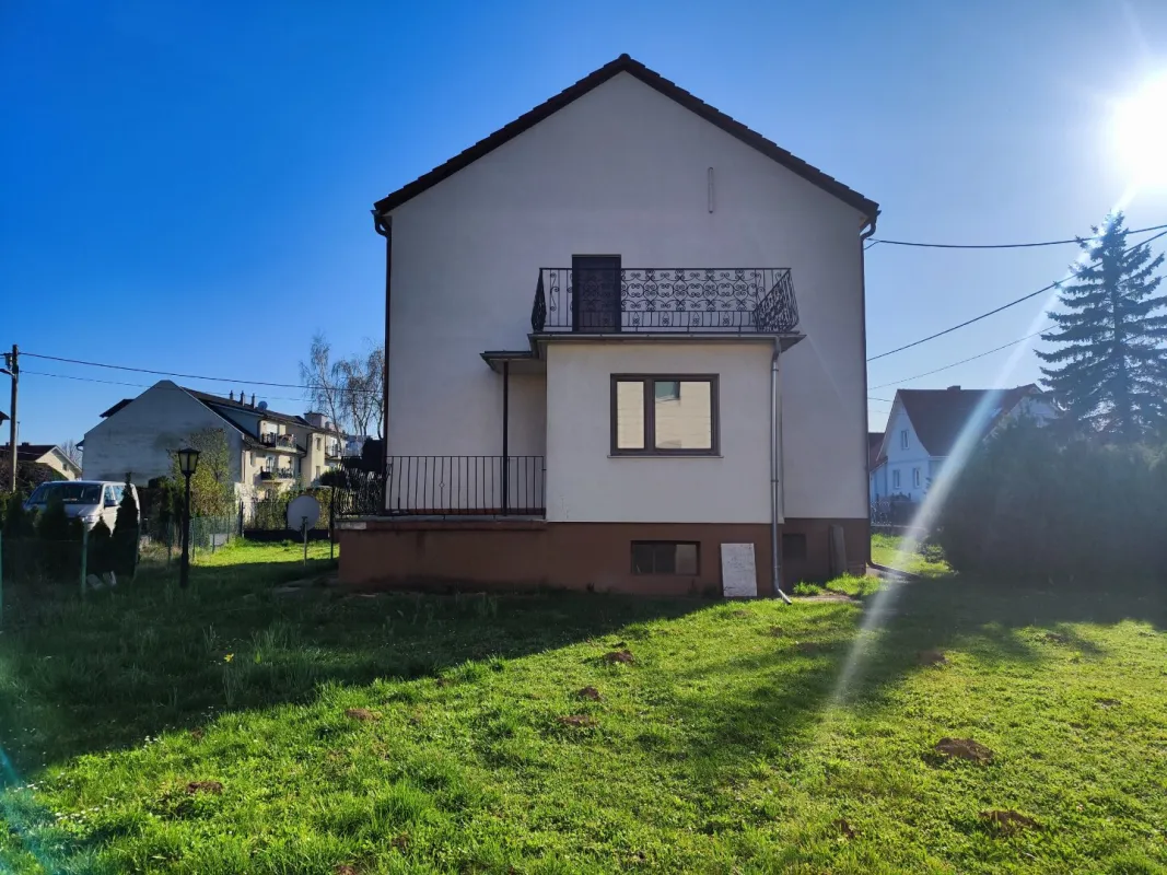 Haus mit 6 Zimmer, Garten, 2 Terrassen, Eckgrundstück, PKW Parkplatz - Bild 1