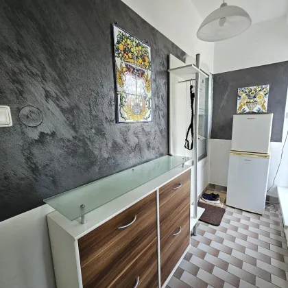 Wohnhaus mit 2.200m² großem Grundstück, Halle und Garagen - Bild 3