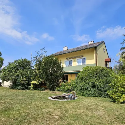 Wohnhaus mit 2.200m² großem Grundstück, Halle und Garagen - Bild 2