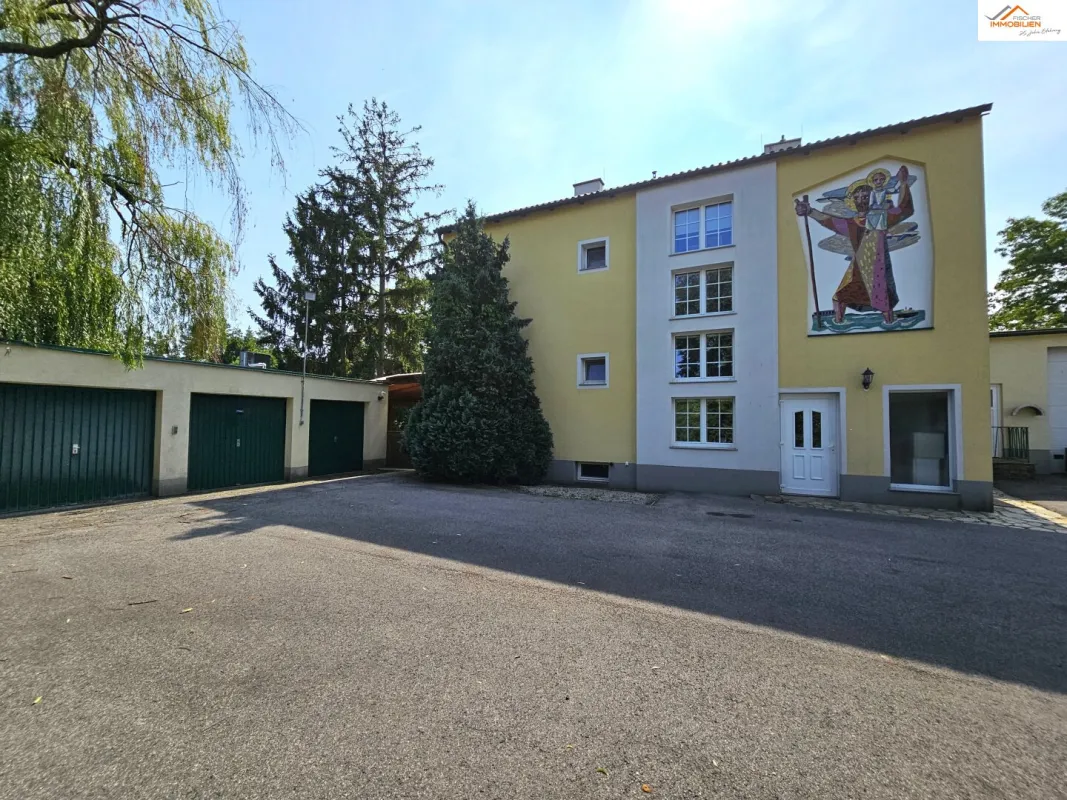 Wohnhaus mit 2.200m² großem Grundstück, Halle und Garagen - Bild 1