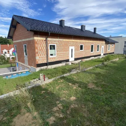 Ruhiges, großzügiges Ein / Zweifamilienhaus bei Wolkersdorf - mit südseitigem Garten und Doppelgarage -- mit viel Potential - Bild 2