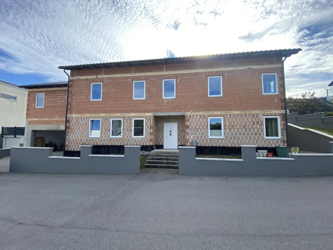 Ruhiges, großzügiges Ein / Zweifamilienhaus bei Wolkersdorf - mit südseitigem Garten und Doppelgarage -- mit viel Potential - Bild 1