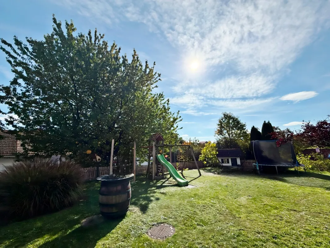 Charmantes Familienlandhaus in absoluter Ruhelage – Wohnen, wo andere Urlaub machen! - Bild 1