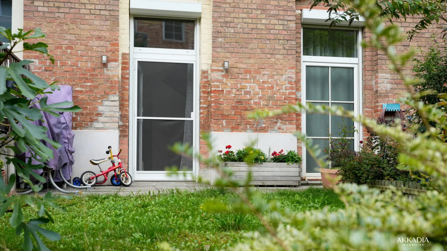 Sehr helle Maisonette-Wohnung mit Terrasse & Garten in zentraler Lage von Korneuburg – Wohnen im generalsanierten Backsteinbau - Bild 1