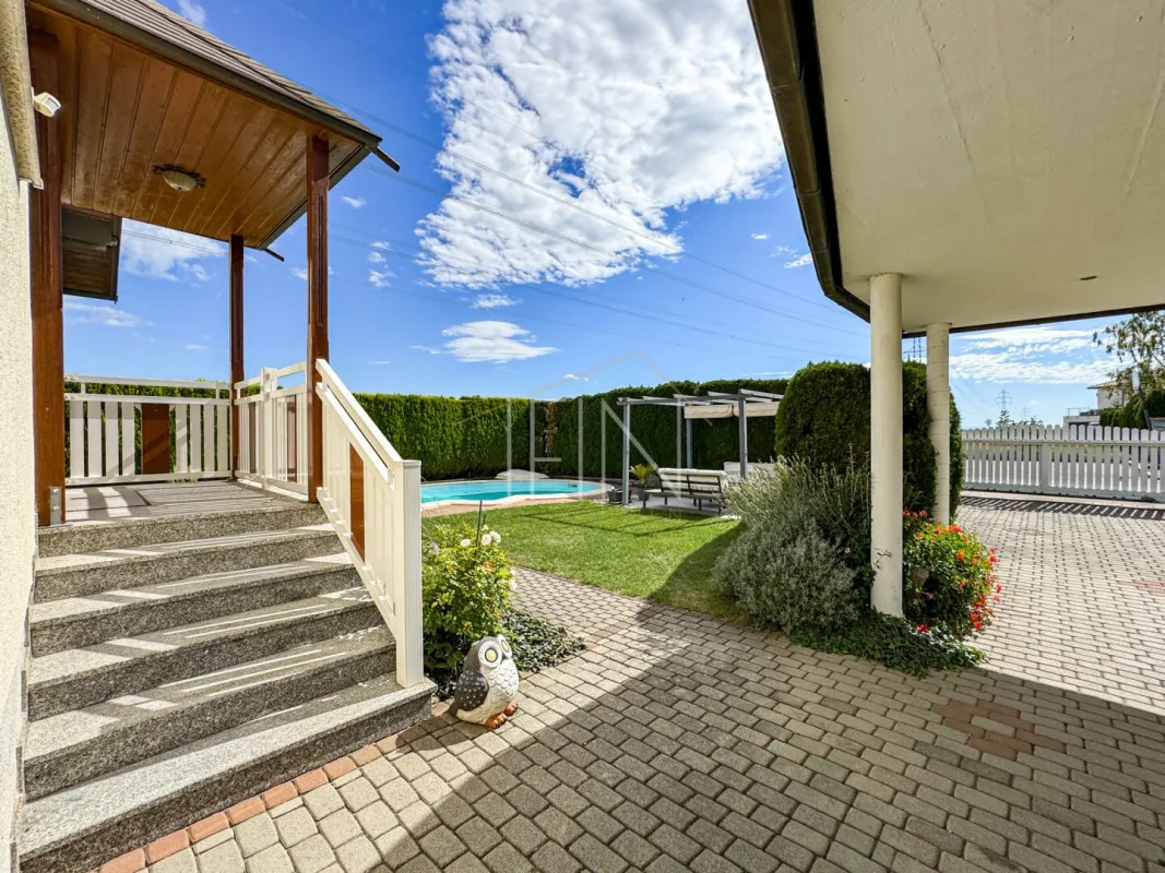 Einfamilienhaus mit Pool, Wellness & großem Garten in Hennersdorf - Bild 1