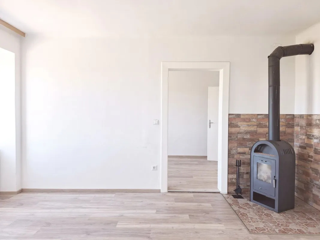 Sanierte  4 Zimmer Wohnung im Haus mit einem großen Garten - Bild 1