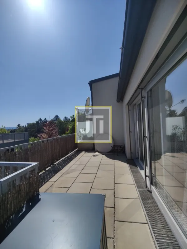 Charmante Zweistöckige Dachgeschosswohnung mit Terrasse und Balkon - Bild 1