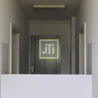 Charmante Zweistöckige Dachgeschosswohnung mit Terrasse und Balkon - Bild 3