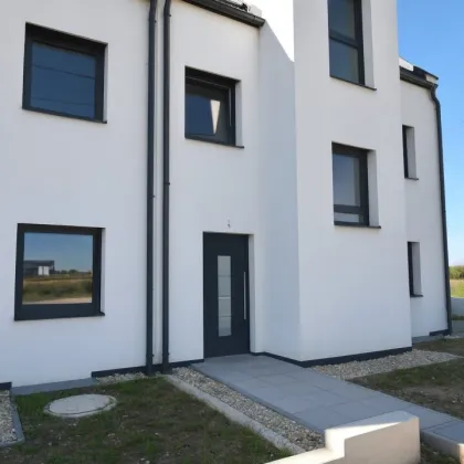 SCHLÜSSELFERTIGES ECKREIHENHAUS - 136 m² - UNABHÄNGIG - KOSTENGÜNSTIG - ZIEGELMASSIV - AUF EIGENGRUND - UNVERBAUTER FERNBLICK - Bild 3