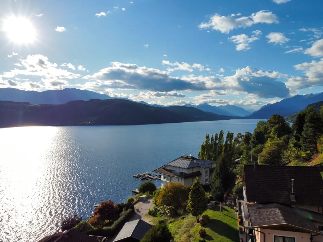 WO TRÄUME WURZELN SCHLAGEN! PREMIUM-BAUGRUNDSTÜCK MIT DER EINZIGARTIGEN NUTZUNGSMÖGLICHKEIT EINES PRIVATEN SEEZUGANGS! PANORAMABLICK ÜBER DEN SEE UND DIE BERGE INKLUSIVE! - Bild 1