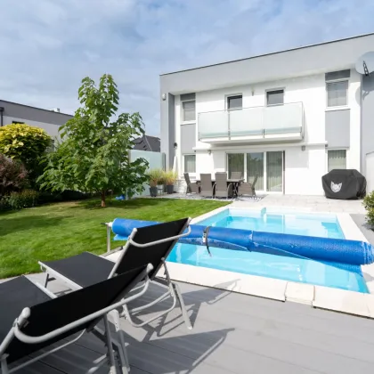 Traumhafte Doppelhaushälfte in Rutzing – Modernes Wohnen mit Pool, Kamin und großzügigem Garten! - Bild 2
