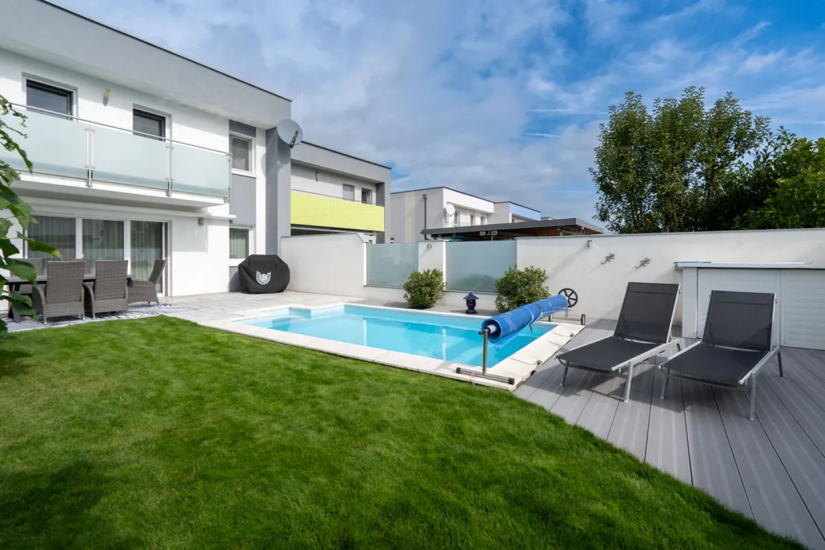 Traumhafte Doppelhaushälfte in Rutzing – Modernes Wohnen mit Pool, Kamin und großzügigem Garten! - Bild 1