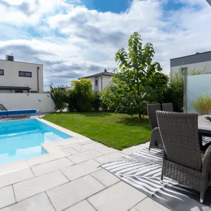 Traumhafte Doppelhaushälfte in Rutzing – Modernes Wohnen mit Pool, Kamin und großzügigem Garten! - Bild 3