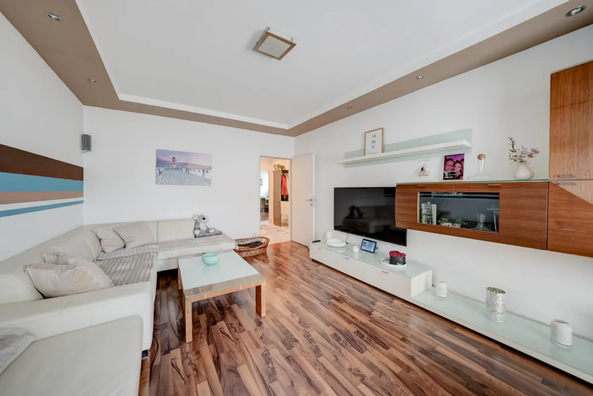 ** Schöne,helle, 3 Zimmerwohnung mit 2 Pkw Abstellplätzen ** - Bild 1