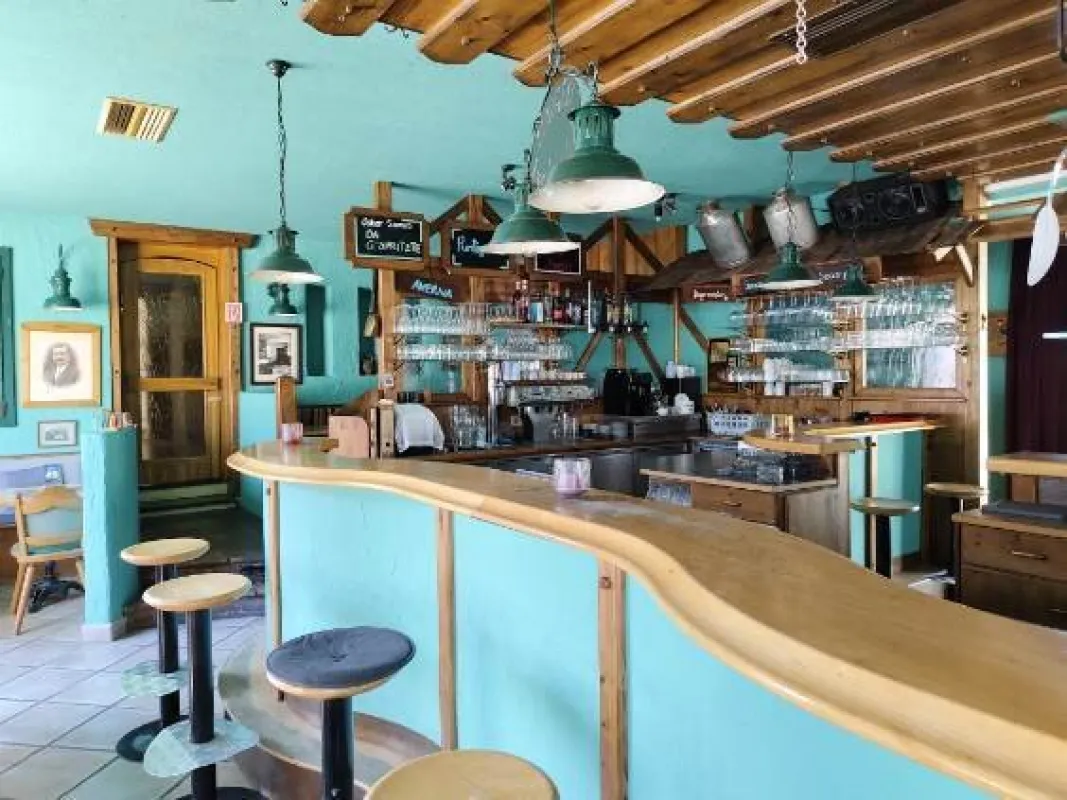 Gasthaus-Cafe-Pizzeria mit dazugehörendem modernen Wohnhaus - Bild 1