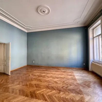 #SQ - ZEITLOS SCHÖN IN BESTLAGE: 6-ZIMMER-ALTBAUWOHNUNG MIT BALKON IN DER JOSEFSTADT - Bild 2