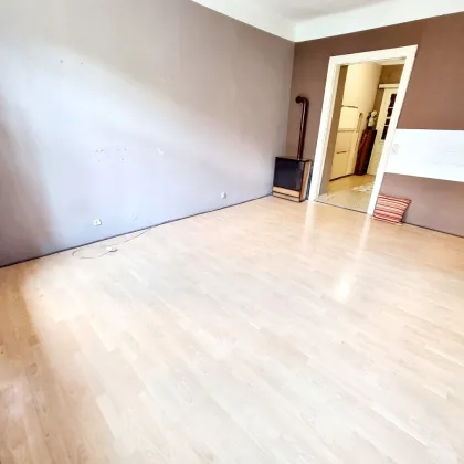 Ein kleiner Altbau mit großem Zukunftsplan! Sanierungsbedürftige Altbauwohnung mit toller Raumaufteilung + Traumhaft schönes Haus + Perfekte Infrastruktur und Anbindung! Jetzt zugreifen! - Bild 3