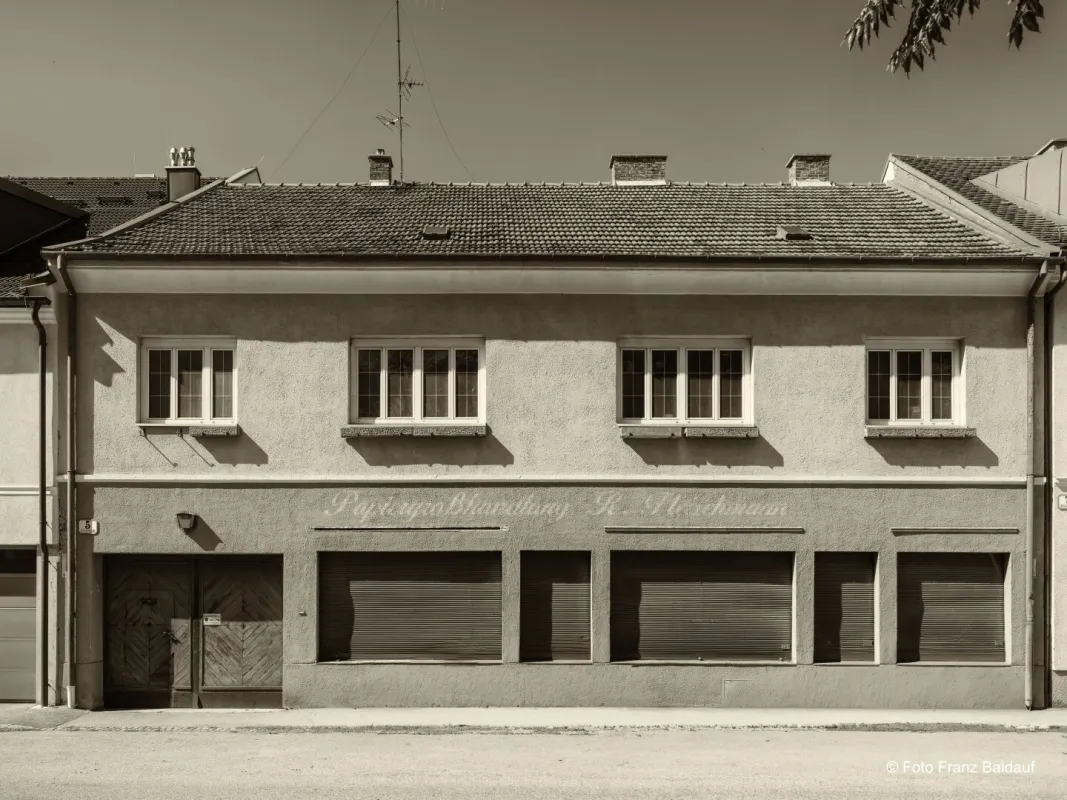 Stadthaus mit Dachgarten und Garage für mehrere Fahrzeuge mitten im Zentrum (Bestlage) - Bild 1