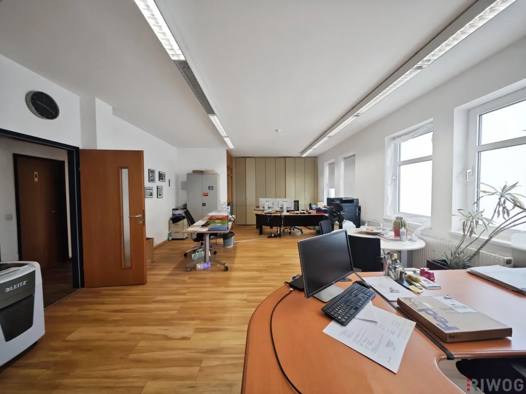 124m² Büro im IZ-Süd | Parkplätze am Gelände | optionale Lagerhalle mit ca. 294m² verfügbar - Bild 1