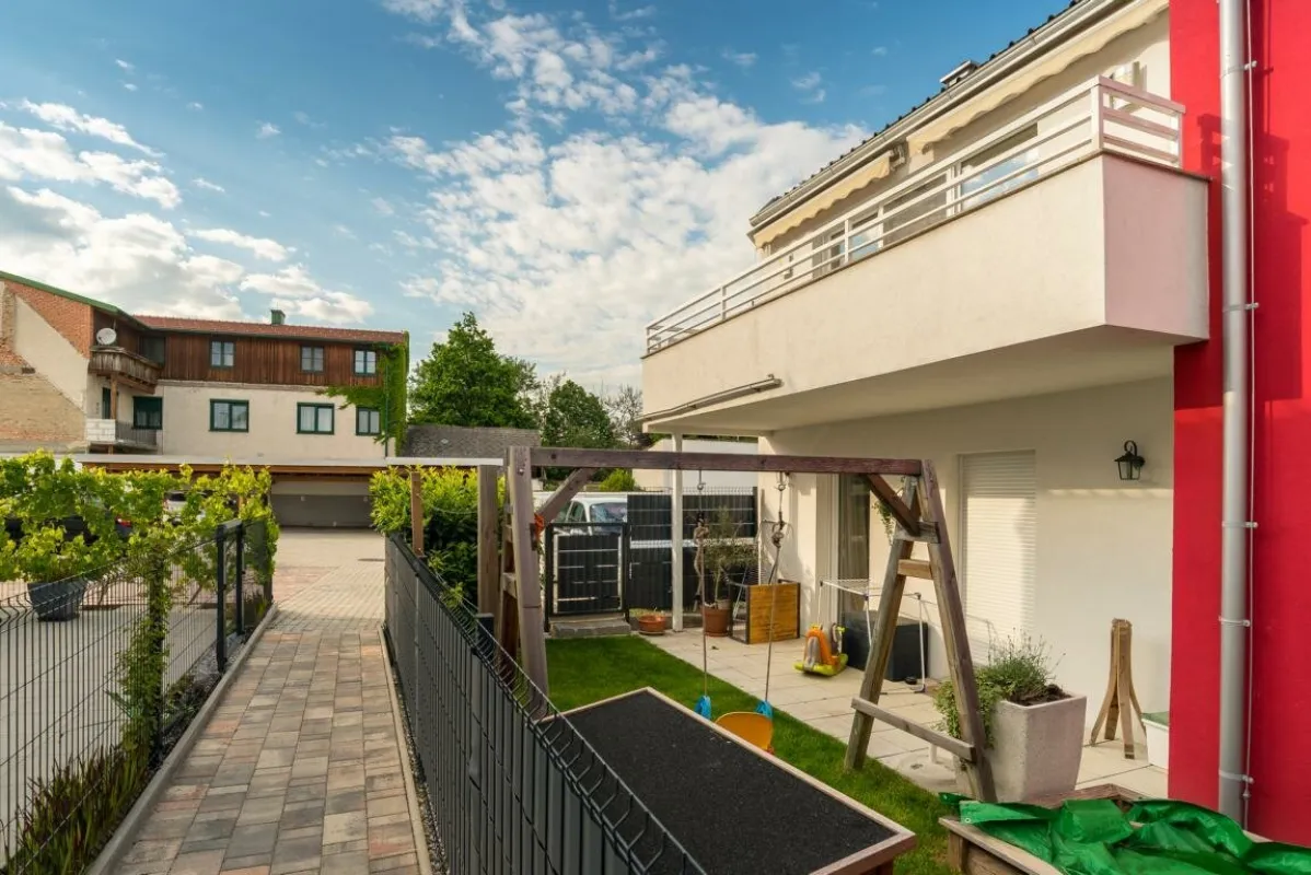 Schöne 3 Zimmerwohnung mit Balkon und 2 PKW Stellplätzen - Bild 1