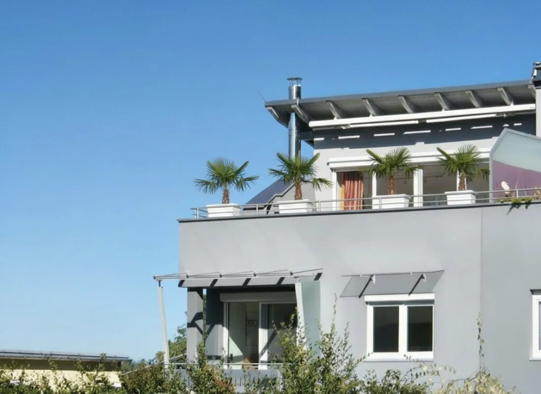 Luxuriöse Haushälfte mit Dachterrasse,Balkon und Gartenterrasse nähe Golfplatz . - Bild 1