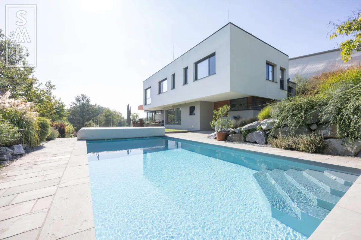 Einfamilienhaus mit modernster Technik und beheizbarem Pool - Bild 1