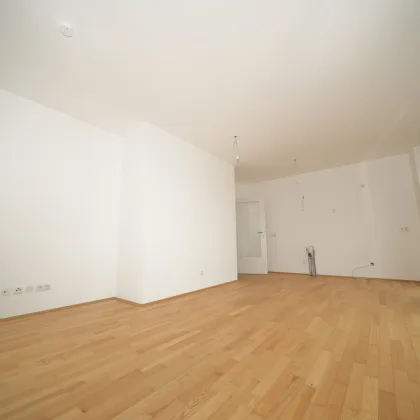 AUSSERGEWÖHNLICH! FELDKIRCHEN BEI GRAZ: NEUBAU MIT TOP-AUSSTATTUNG! Tischlerküche & 3 Zimmer - eine Wohnung zum Verlieben! Vereinbaren Sie JETZT Ihren Besichtigungstermin! - Bild 2