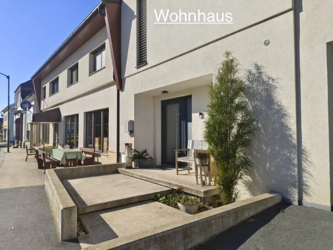 Modernes Wohnhaus  mit angrenzender Café-Bar und 2200m2 Grundstück - Bild 1