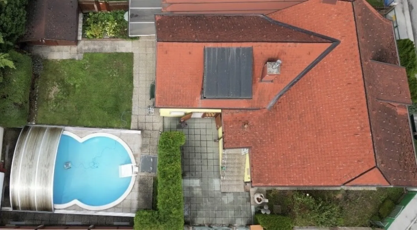 Charmantes Einfamilienhaus mit Potenzial  Swimmingpool in guter Lage - Bild 1