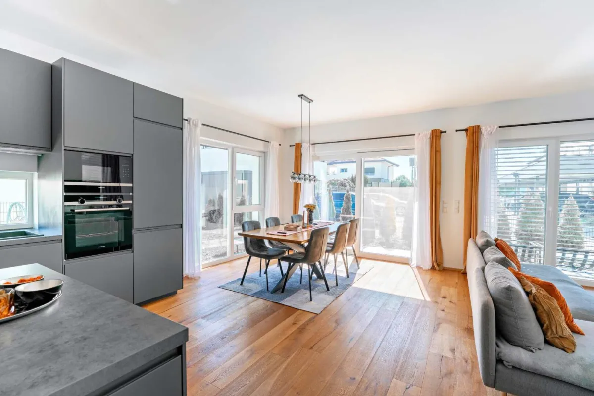 Neuwertiges Reihenhaus mit Garten, hochwertiger Ausstattung und Finanzierungsservice - Bild 1