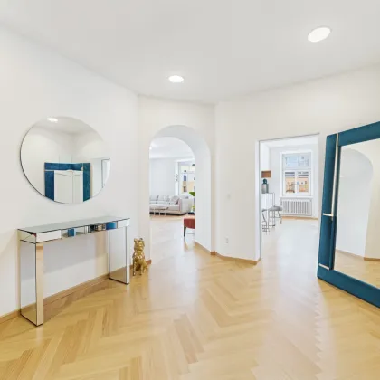 Stilvoll & Lichtdurchflutete sanierte Altbauwohnung //  104 m² mit großzügigen Fensterfronten - Bild 2